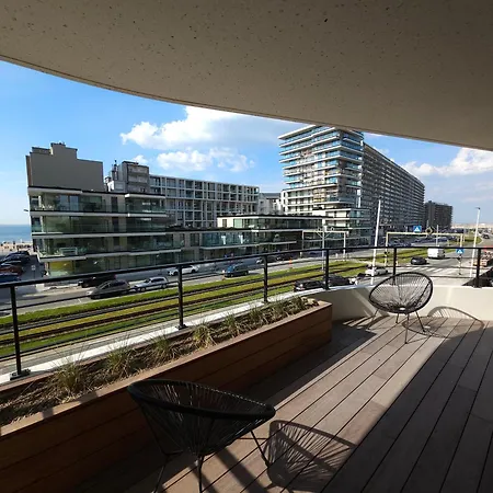 Met Zeezicht - The Waves - Odette Aan Zee *