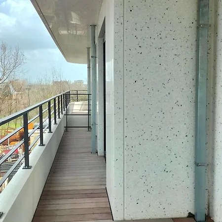 Met Zeezicht - The Waves - Odette Aan Zee