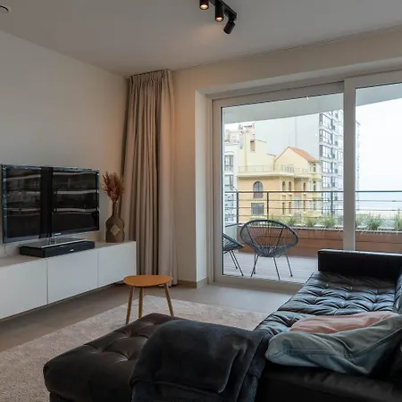 Met Zeezicht - The Waves - Odette Aan Zee