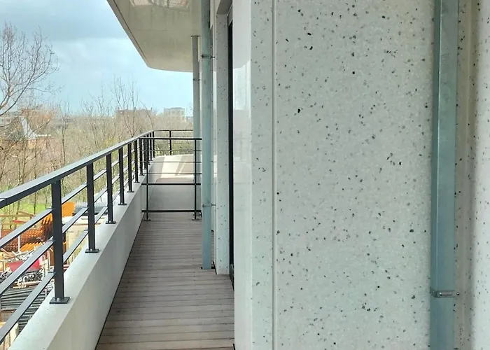 Met Zeezicht - The Waves - Odette Aan Zee